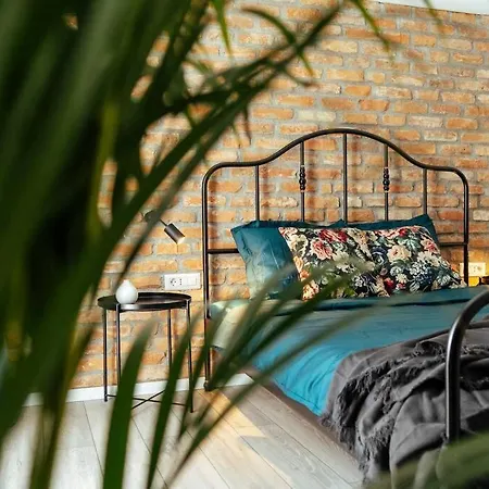 Apartment Beautiful - Location + Netflix