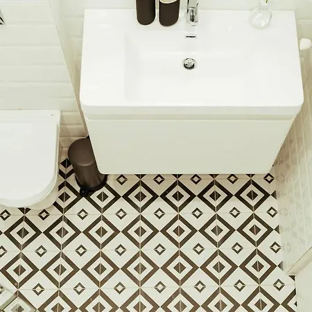 Beautiful - Location + Netflix Apartment